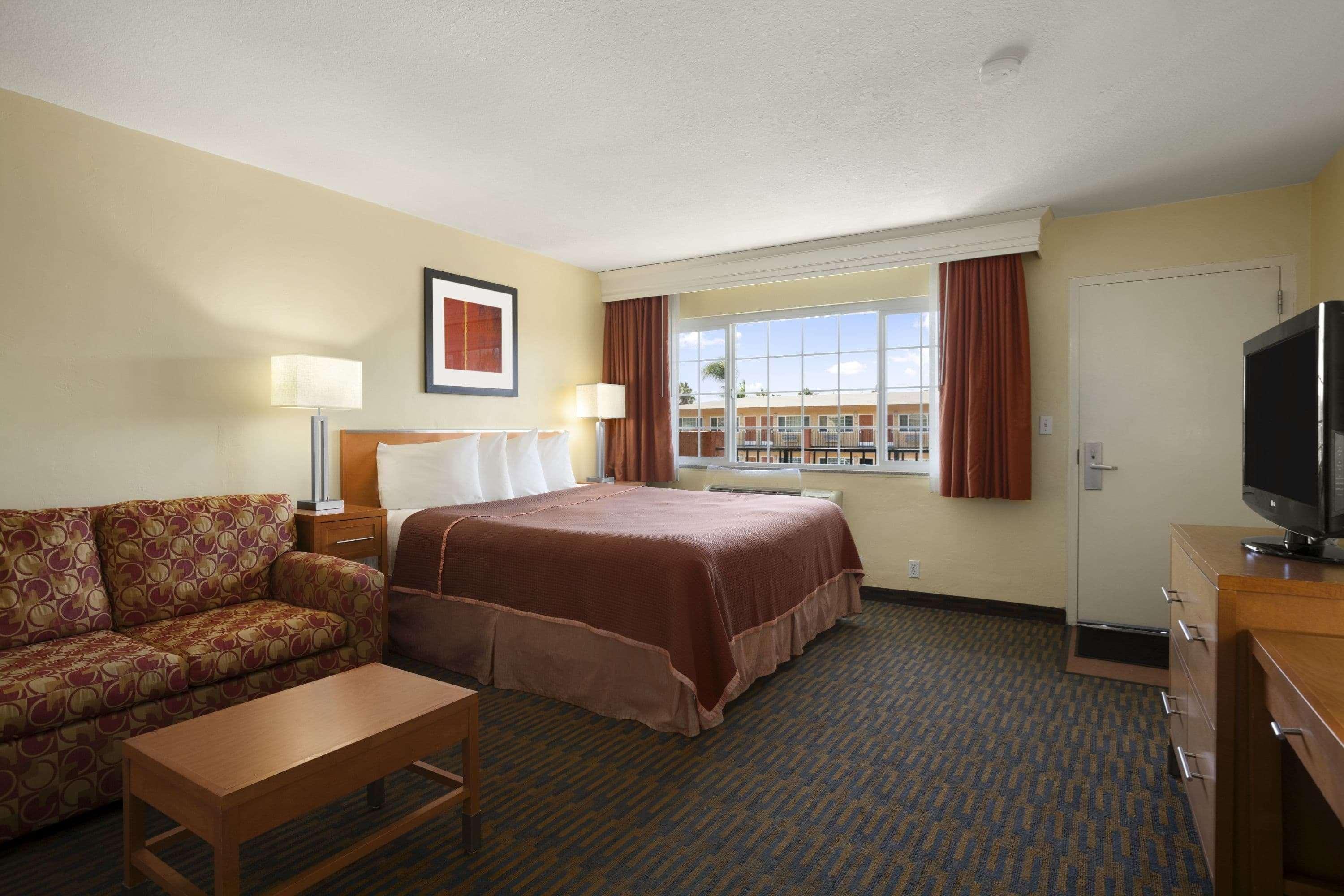 Howard Johnson By Wyndham San Diego Sea World Exterior photo