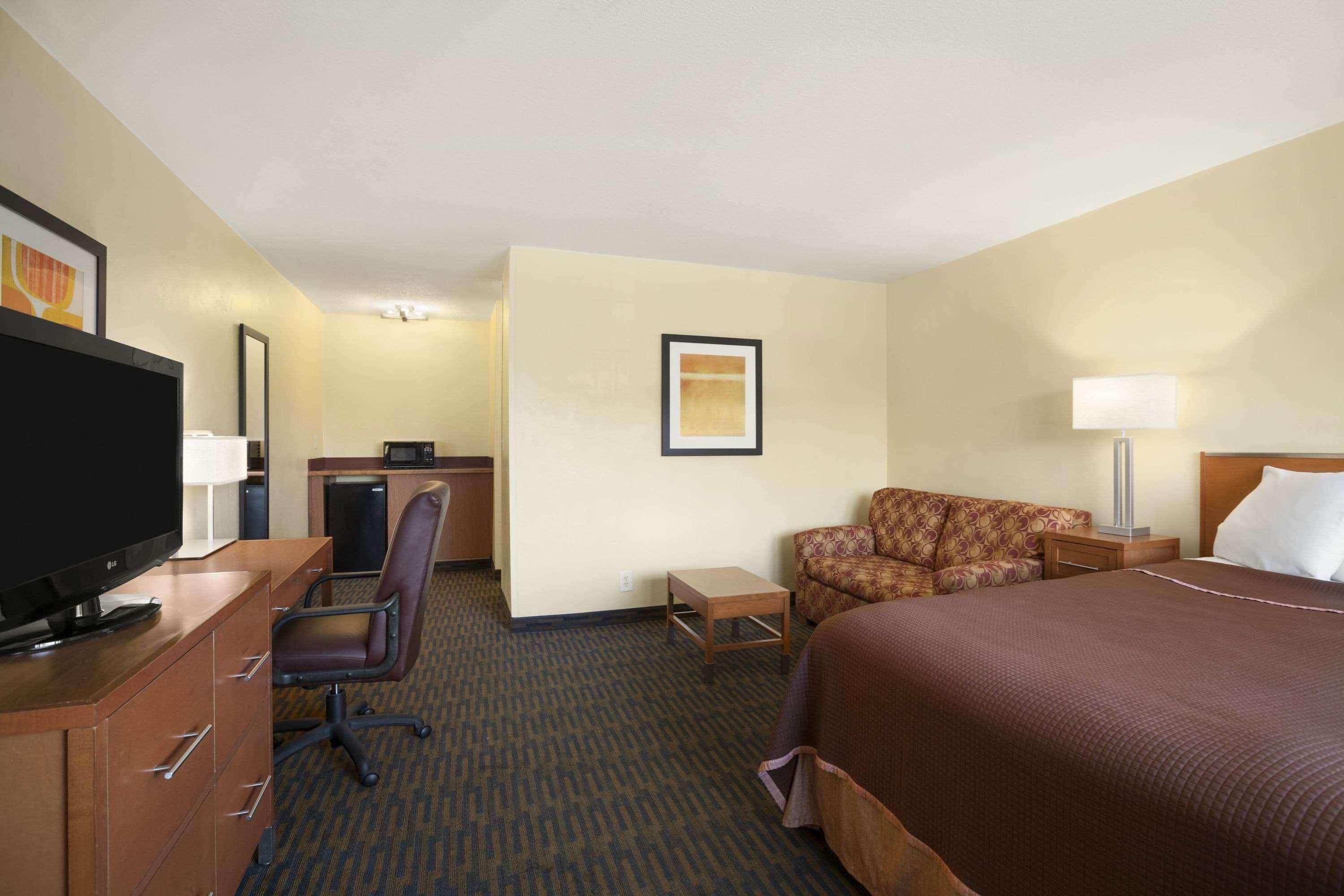 Howard Johnson By Wyndham San Diego Sea World Exterior photo