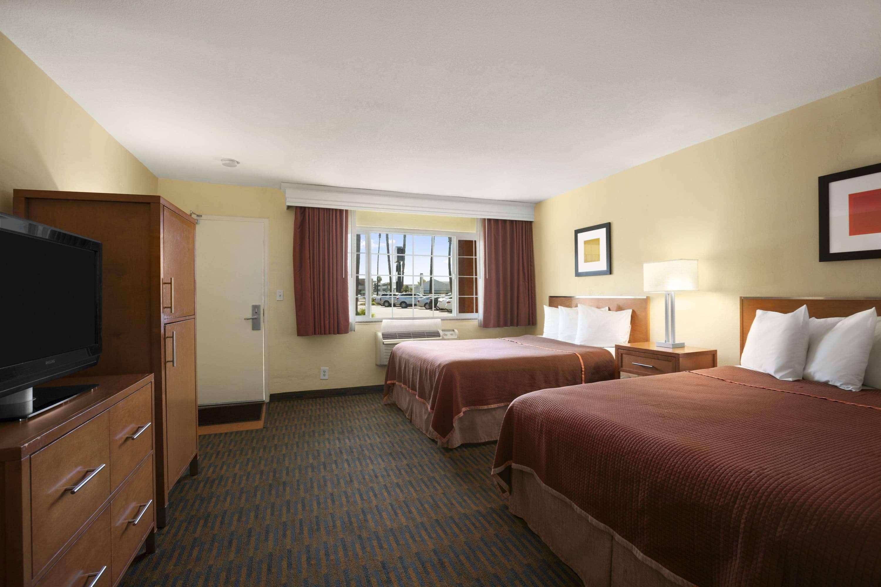 Howard Johnson By Wyndham San Diego Sea World Exterior photo