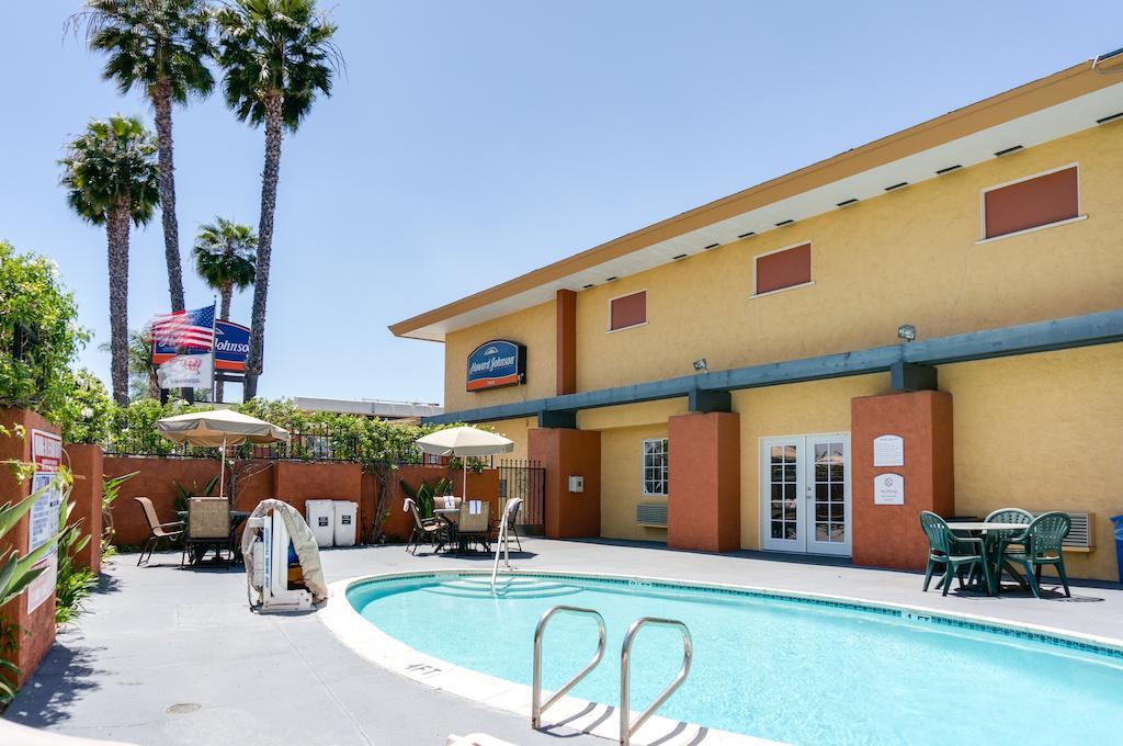 Howard Johnson By Wyndham San Diego Sea World Exterior photo